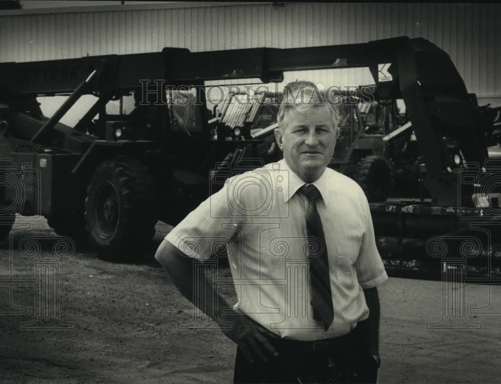 1988 Press Photo Robert Colvin, chief of government sales at Trak International - Historic Images