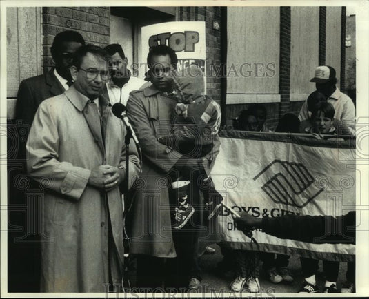 1989 Press Photo Governor Tommy G. Thompson speaks at rally - mjc11640 - Historic Images