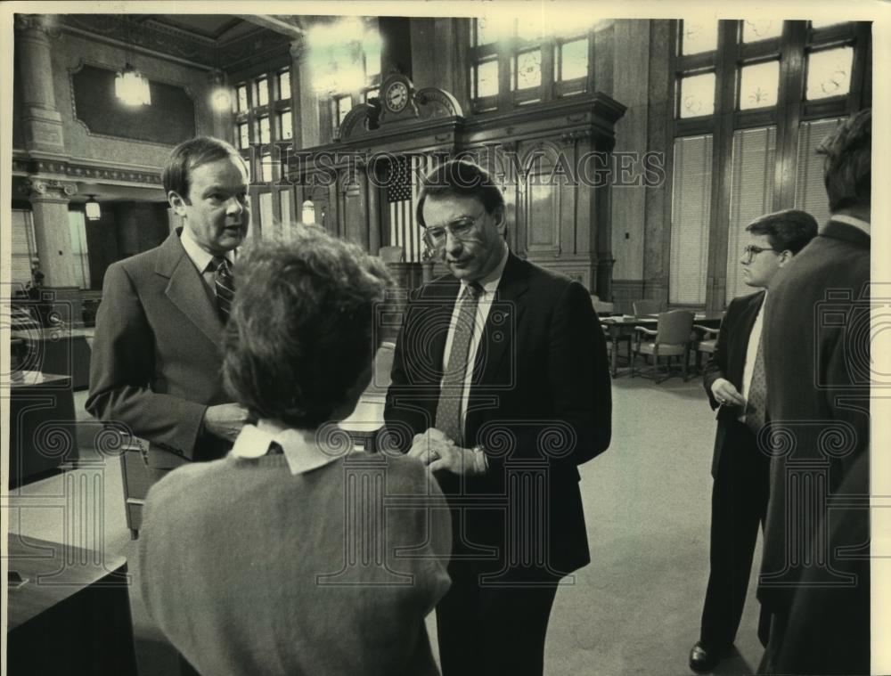 1987 Press Photo Gov. Tommy Thompson chats with John Kalwitz &amp; Sandra Hoeh-Lyons - Historic Images