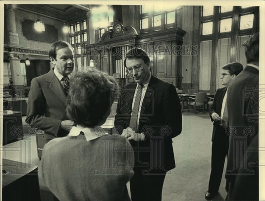 1987 Press Photo Gov. Tommy Thompson chats with John Kalwitz & Sandra Hoeh-Lyons - Historic Images
