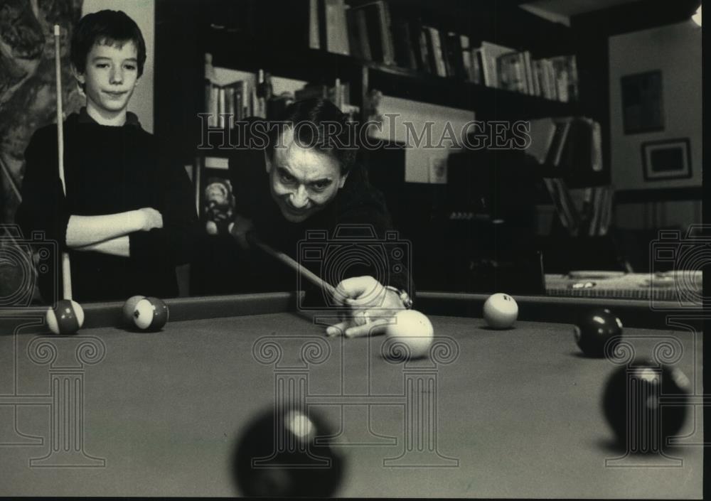 1986 Press Photo Gov.-Elect Tommy G. Thompson plays pool with his son, Jason - Historic Images