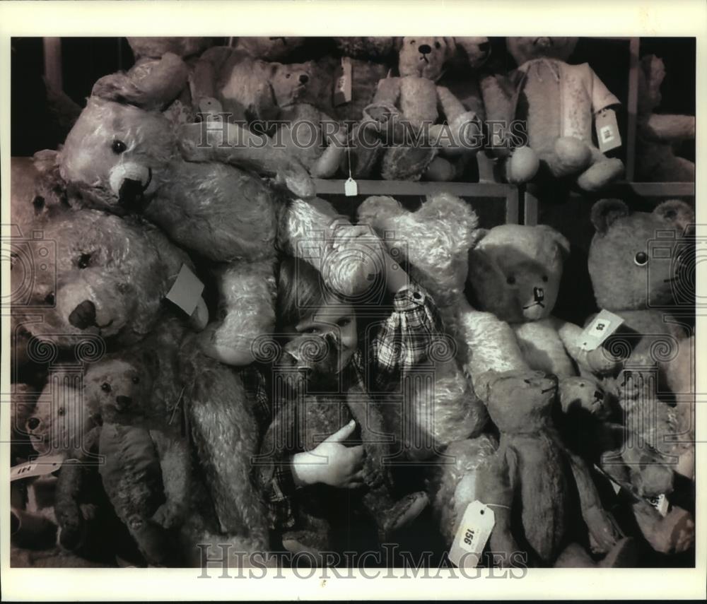 1993 Press Photo Agnes Meathbaker surrounded by toy bears, London auction house - Historic Images
