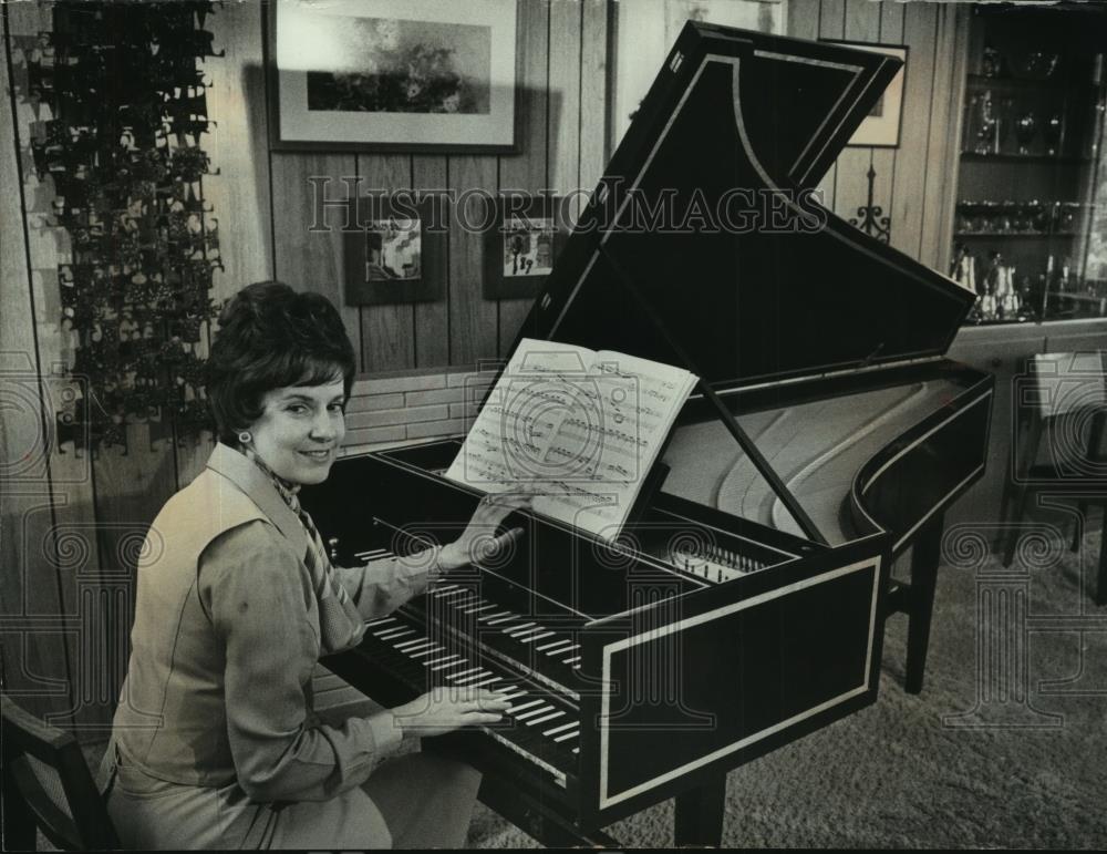 1977 Press Photo Lois Toeppner at harpsichord built by Ronald Hofer of Milwaukee - Historic Images