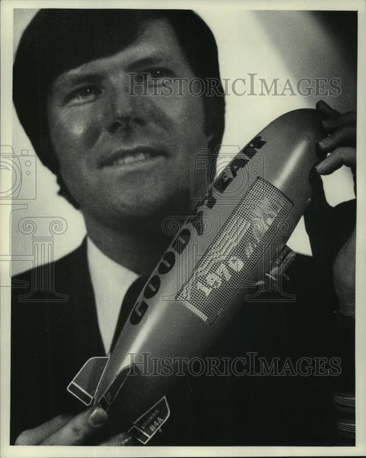 1976 Press Photo Goodyear blimp pilot Don MCDuff holds new toy model of blimp - Historic Images
