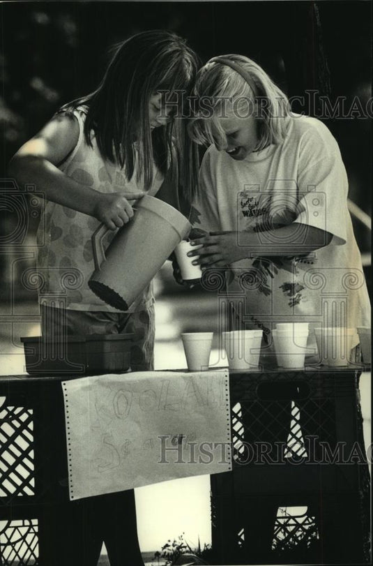 1989 Press Photo Jessica Leow, Emily Philips busy at their summer Kool-Aid stand - Historic Images