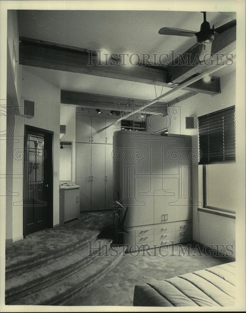 1985 Press Photo Steven Peck&#39;s condominium bedroom in Third Ward, Milwaukee - Historic Images