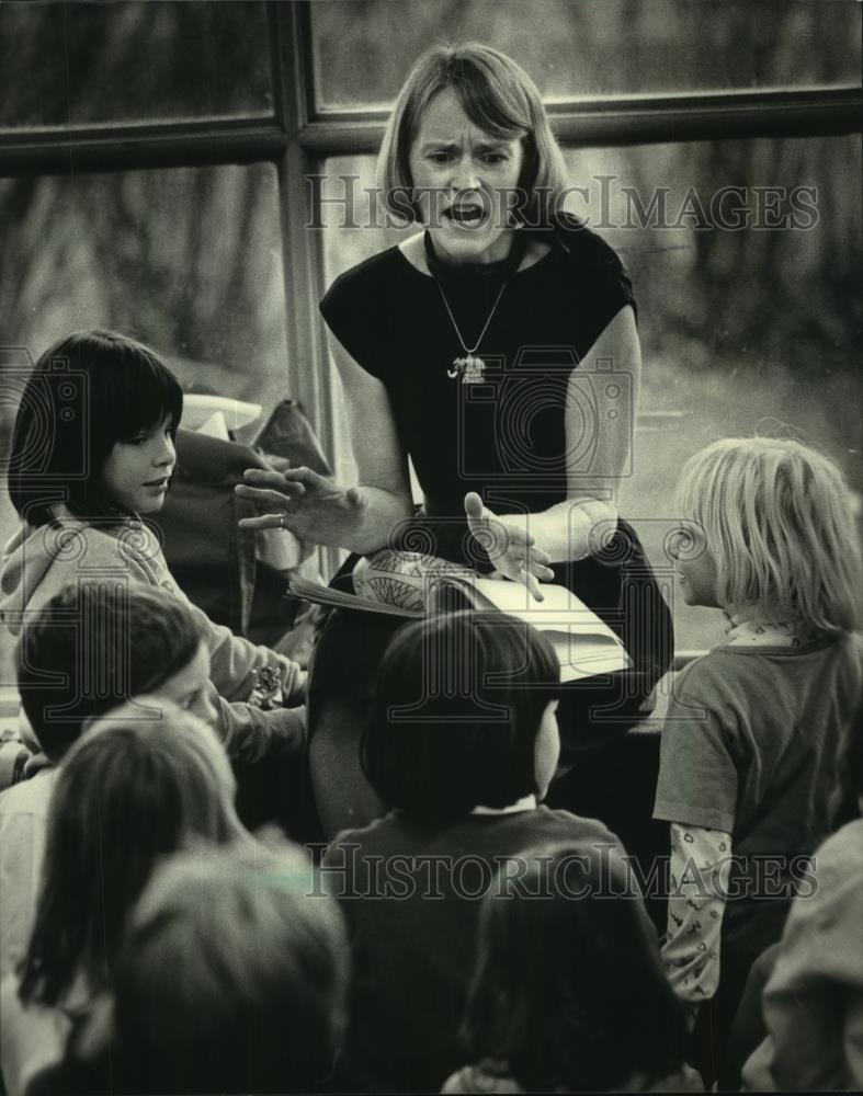 1987 Press Photo Mary Tooley narrated tales at Whitefish Bay Public Library - Historic Images