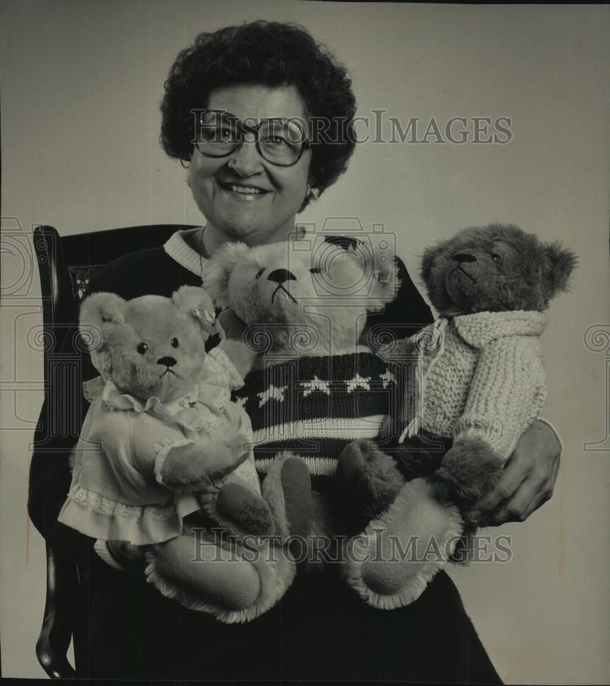 1987 Press Photo Beverly Schlafer cuddles three of her stuffed toy bears - Historic Images