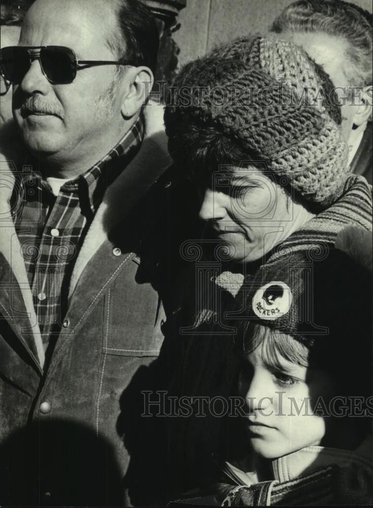 1980 Press Photo Barbara Timm with family, patriotic rally, and vigil, Madison. - Historic Images