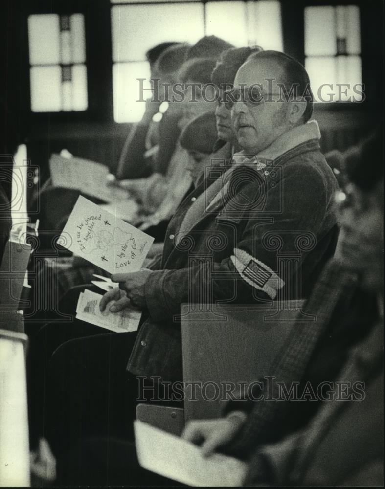 1980 Press Photo Barbara Timm, husband, church service for hostages, Milwaukee. - Historic Images