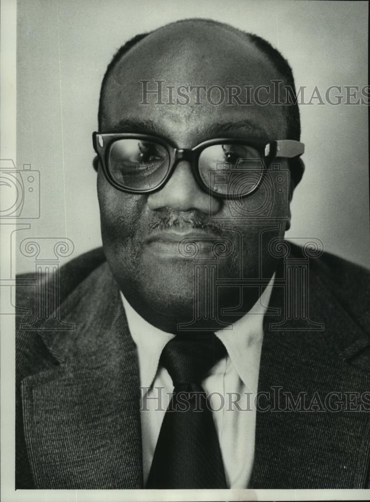 1976 Press Photo Marke Toles, principal of 9th Street School in Milwaukee - Historic Images