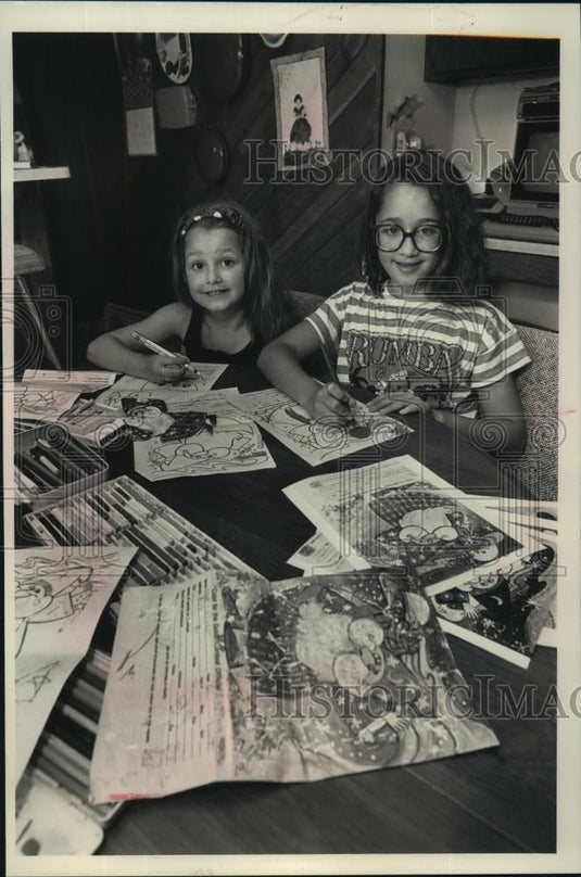 1989 Press Photo Andrea & Erika Toldt have won numerous coloring contests - Historic Images
