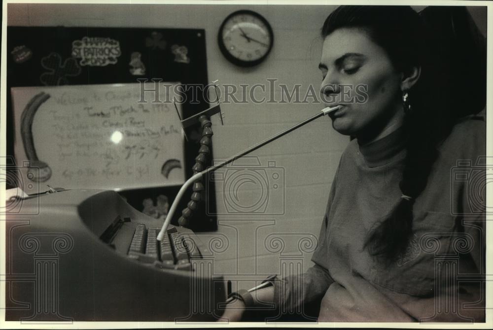 1993 Press Photo Mary Tiutczendo communicates by typewriter with her mouth - Historic Images