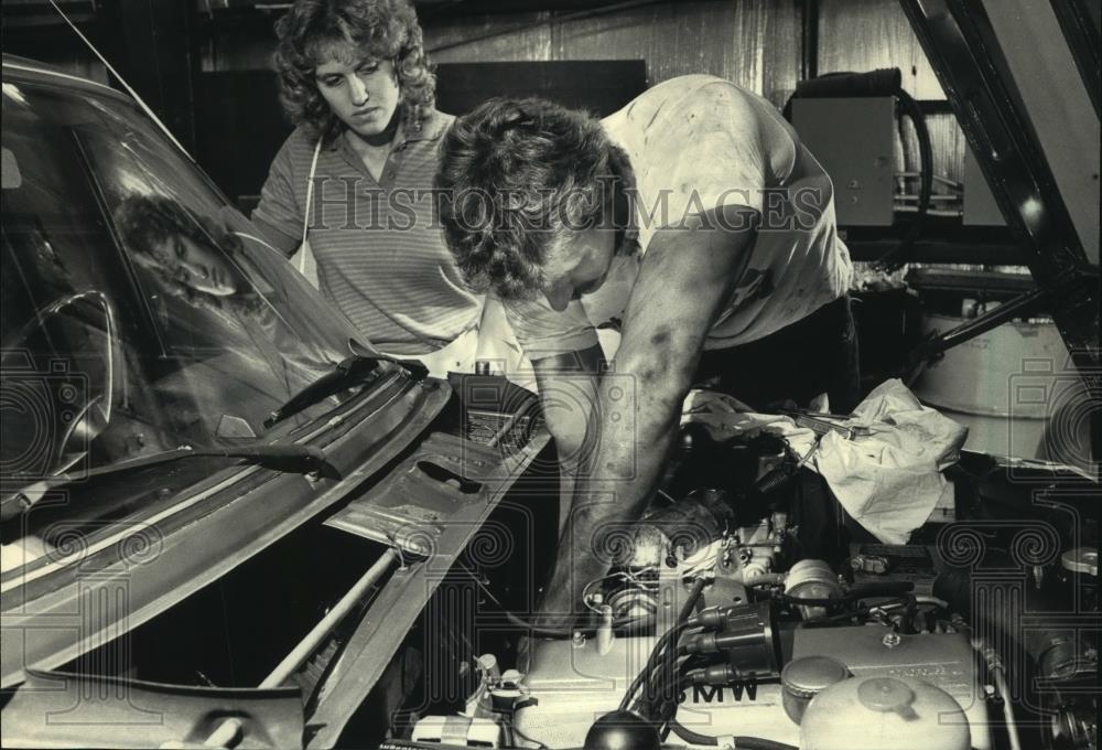 1986 Press Photo Mark Frank works on his engine at Tinker Town in Milwaukee - Historic Images