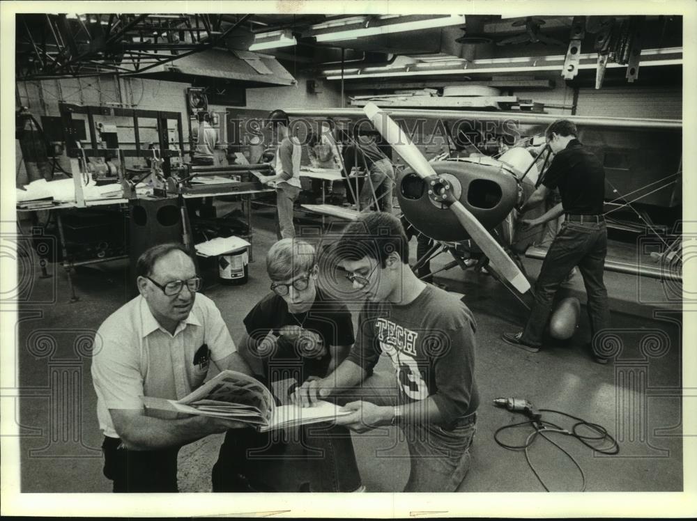 1982 Press Photo Thomas Teschendorf of Milwaukee Trade and Technical High School - Historic Images