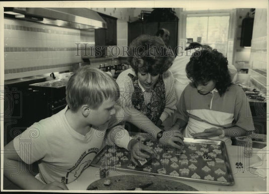 1988 Press Photo Sue Ann Thompson & others at Wisconsin Executive Residence - Historic Images