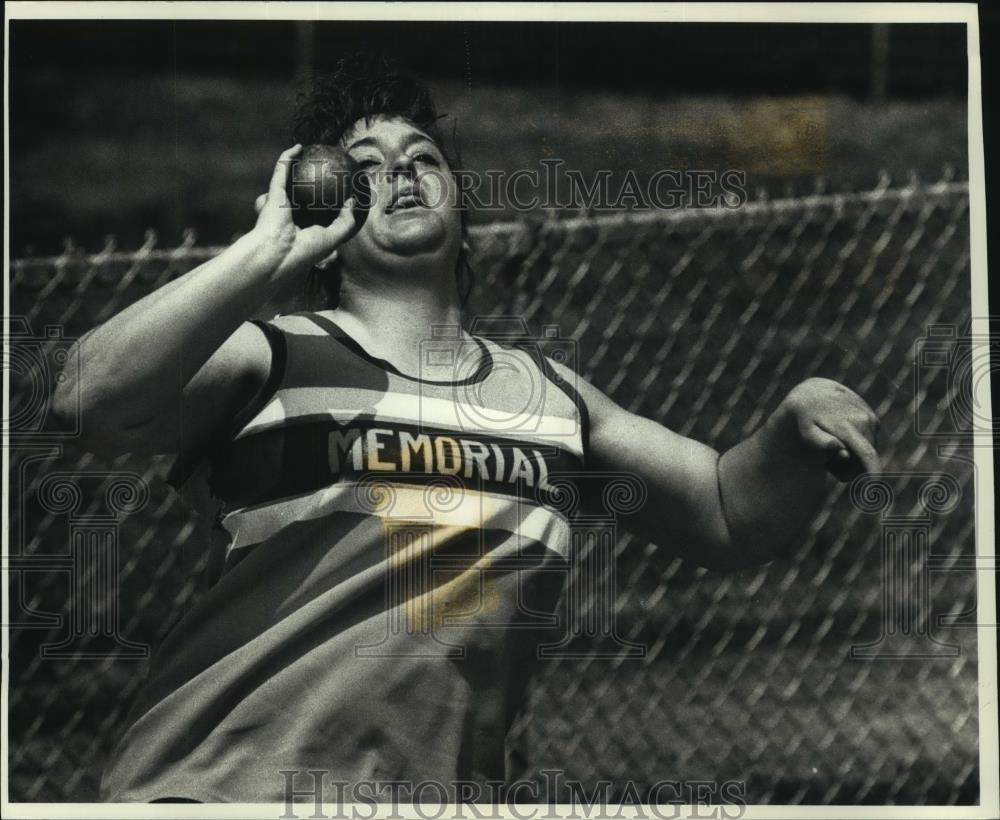 1991 Press Photo Andrea Seeger of Catholic Memorial throws a shot put, Wisconsin - Historic Images