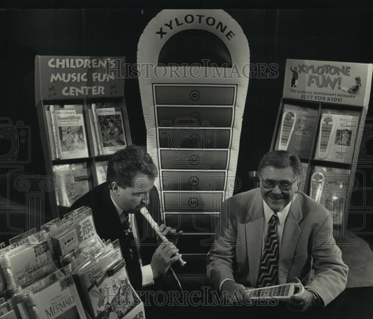 1993 Press Photo Hal Leonard's president Keith Mardak with firms musical toys - Historic Images