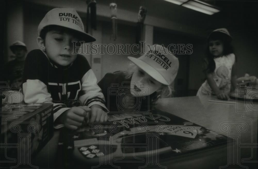1994 Press Photo Children at a school in Menomonee Falls test toys for Duracell - Historic Images