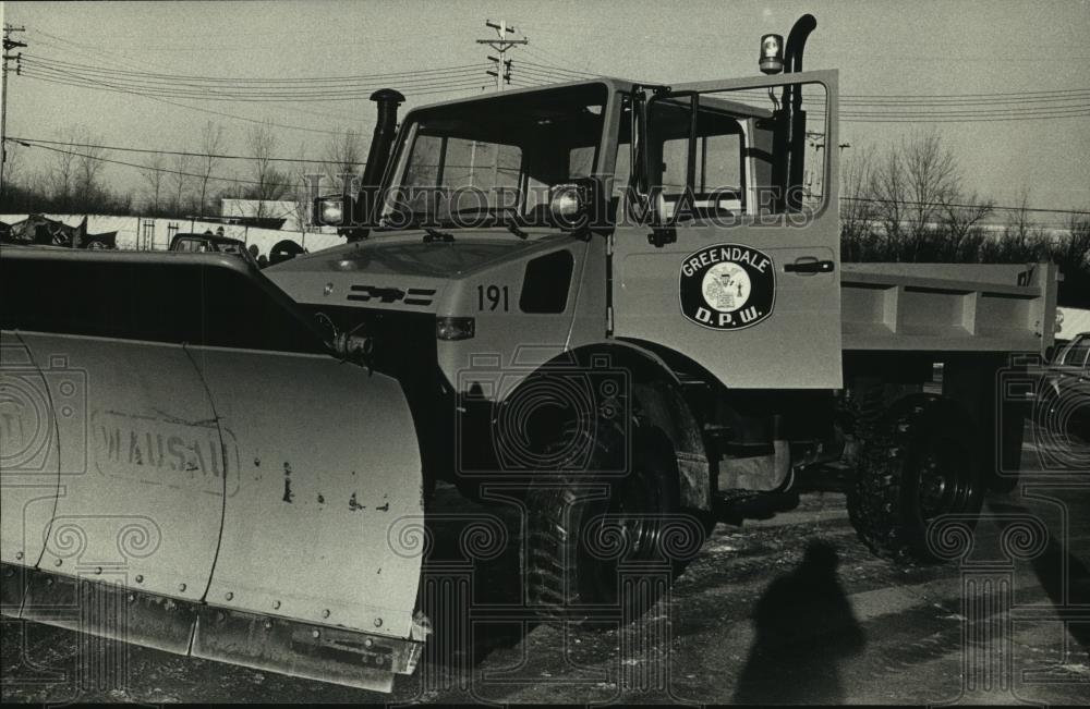 1989 Press Photo Mercedes-Benz UNIMOG snowplow tractor in Greendale, Wisconsin - Historic Images