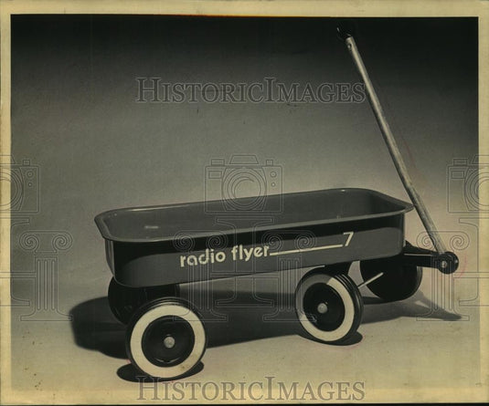 1985 Press Photo Radio Flyer wagon by Radio Steel and Mfg. Co. of Chicago - Historic Images
