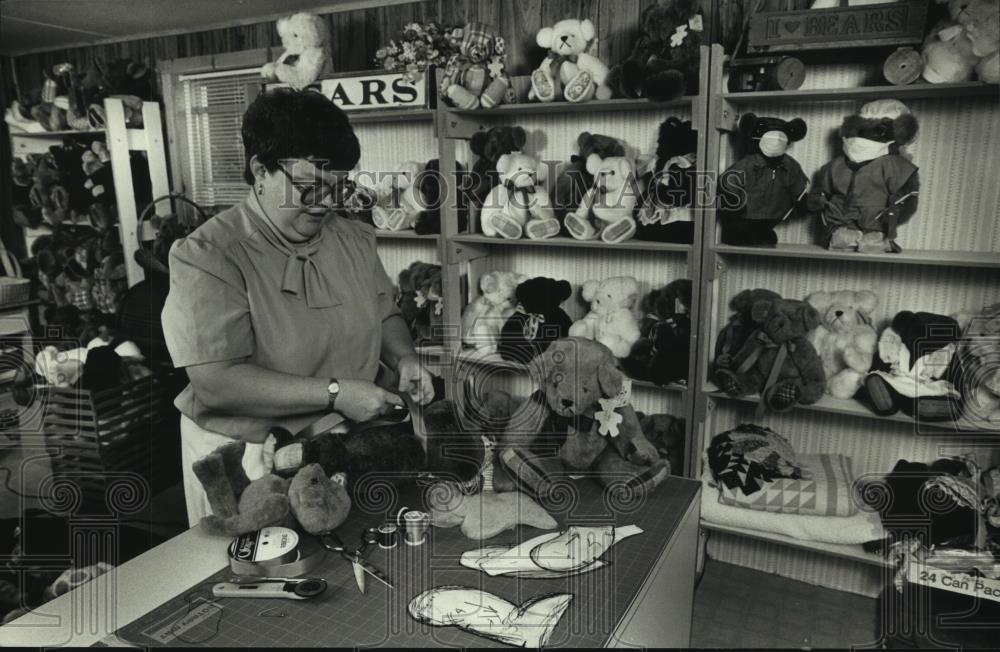 1989 Press Photo Owner Gail Earle Deals With One of Her Dan Road Bears - Historic Images