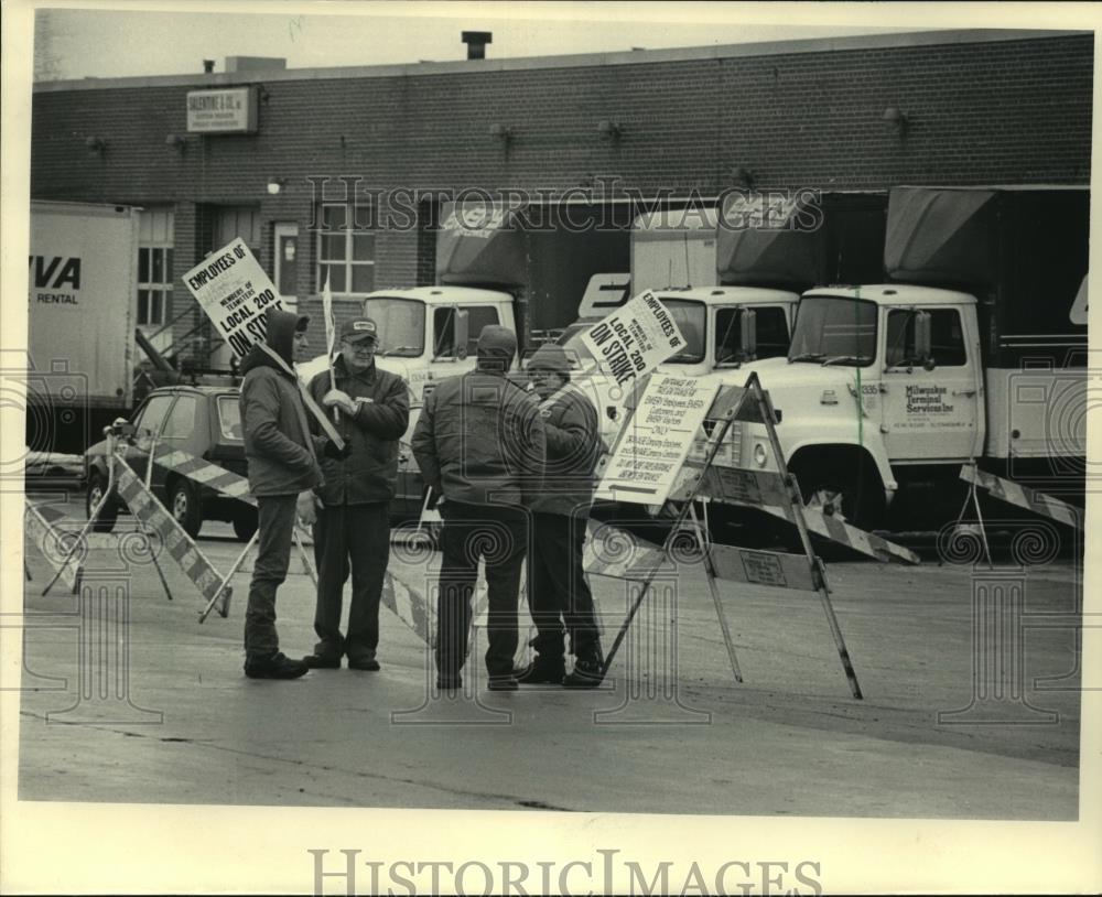 1985 Press Photo Strikers Picket at Milwaukee Terminal Services Building - Historic Images