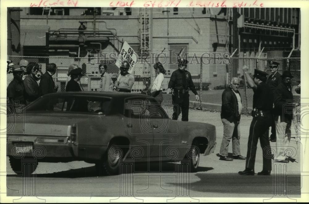 1979 Press Photo Car Moves Through Group of Pickets and Policemen in Milwaukee - Historic Images