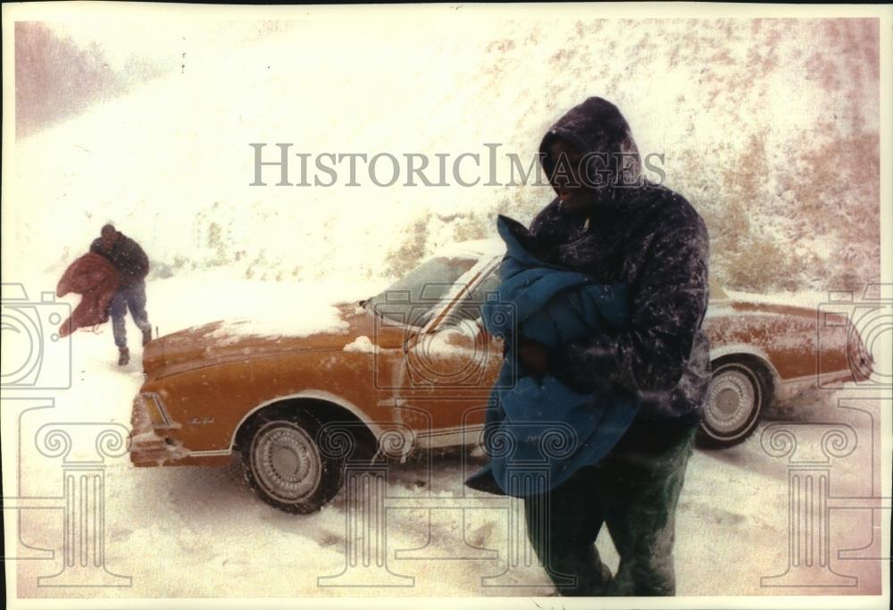 1993 Press Photo Two Motorists Abandon Their Car in Interstate 20 Near Atlanta - Historic Images