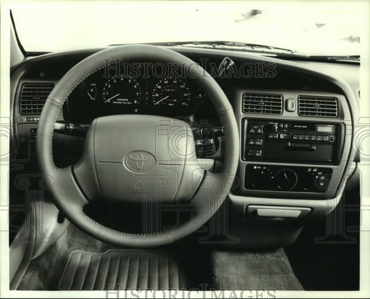1995 Press Photo The 1995 Toyota Avalon's dashboard offers cockpit styling - Historic Images