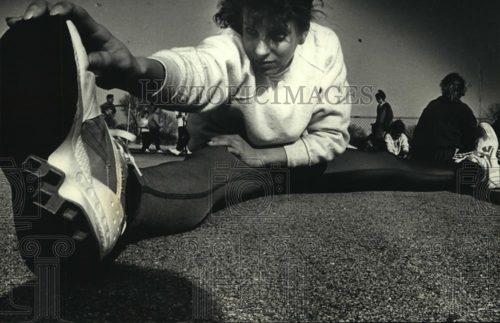 1993 Press Photo Waukesha high school track athlete,Whitney Sheffield, stretches - Historic Images