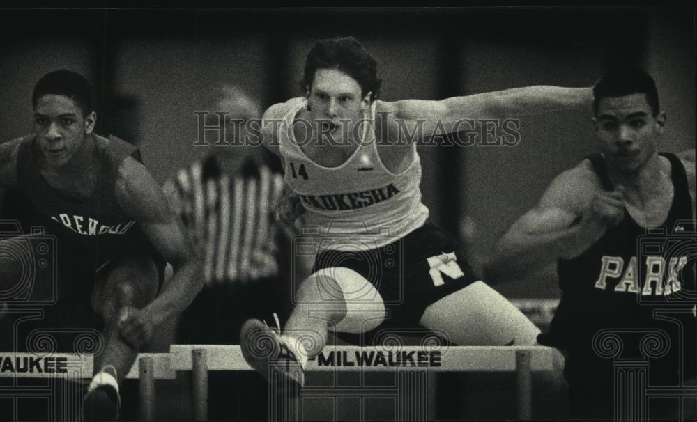 1993 Press Photo Waukesha North high school track hurdler, Ken Hayd, during meet - Historic Images