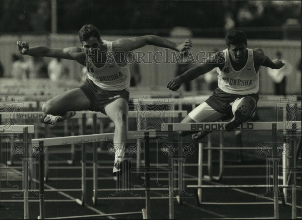 1993 Press Photo Matt Didion of Waukesha North runs 110-meter hurdles, Wisconsin - Historic Images