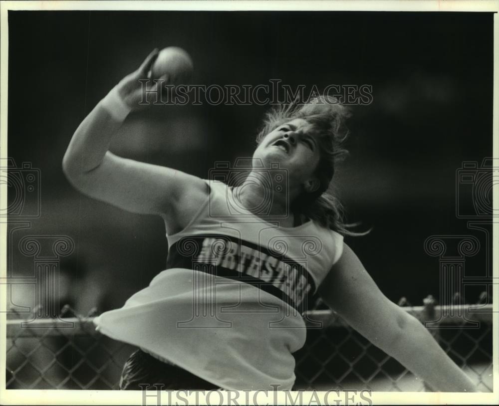 1993 Press Photo Tracie Elias of Waukesha North throwing shot put, Wisconsin - Historic Images