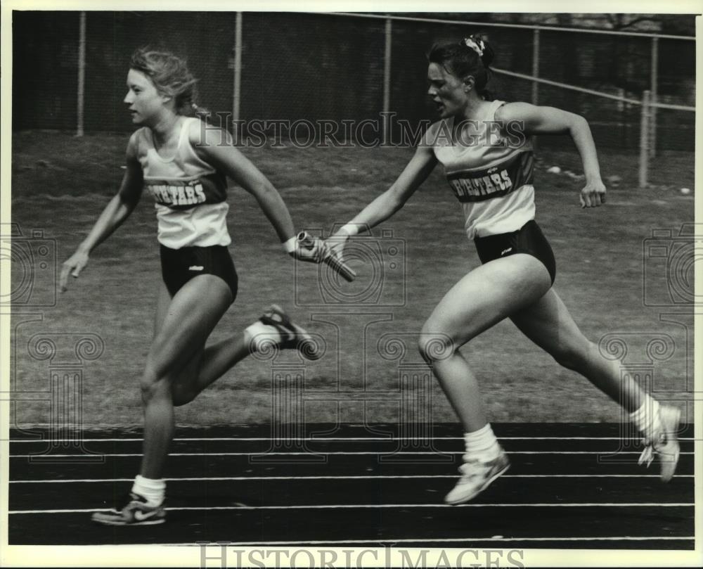 1993 Press Photo Kylene Kath &amp; Deanna Cochenet run 400 relay, Wisconsin - Historic Images