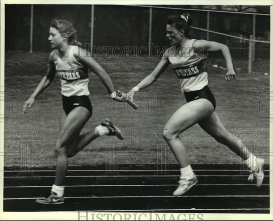 1993 Press Photo Kylene Kath & Deanna Cochenet run 400 relay, Wisconsin - Historic Images
