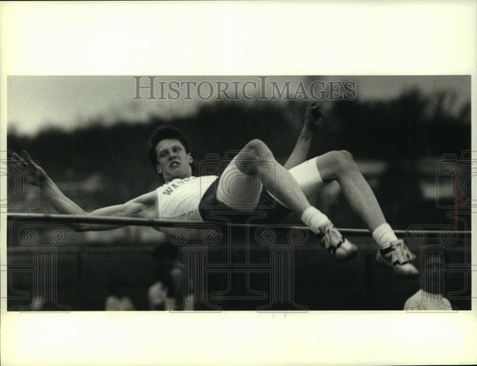 1993 Press Photo Ken Hayd of Waukesha North competes in the high jump, Wisconsin - Historic Images