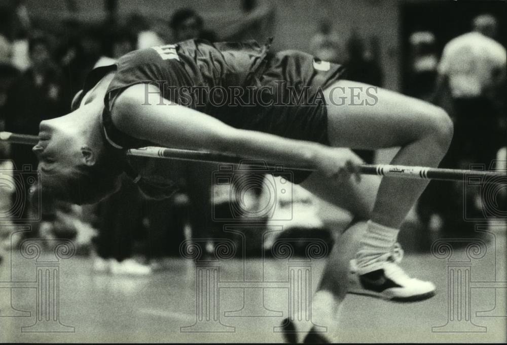 1994 Press Photo Kettle Moraine Chelsey Simuncak clears high jump, Wisconsin - Historic Images