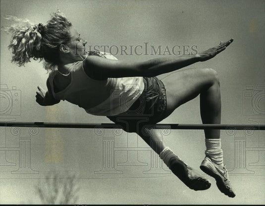 1991 Press Photo High school track & field high jumper, LeAnn Kazmer in action - Historic Images