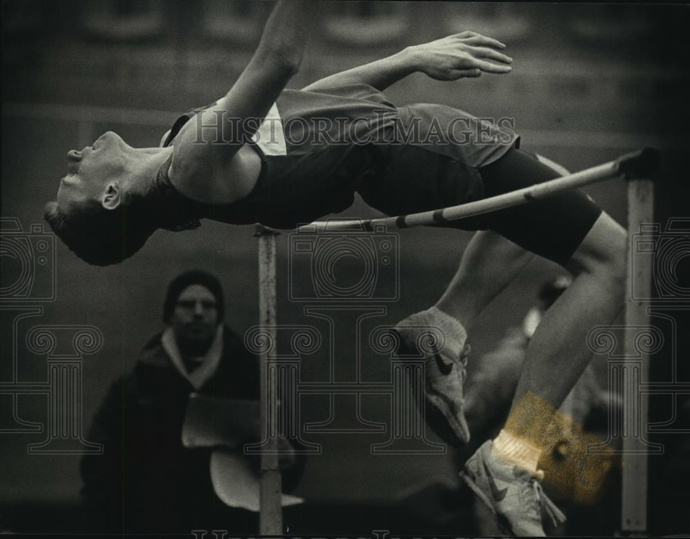 1992 Press Photo Waukesha&#39;s high school track &amp; field high jumper, Scott Latzke - Historic Images