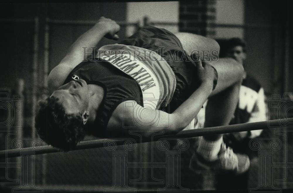 1991 Press Photo High jumper Damion Vertz of Mukwonago High in Waukesha, Wisc. - Historic Images