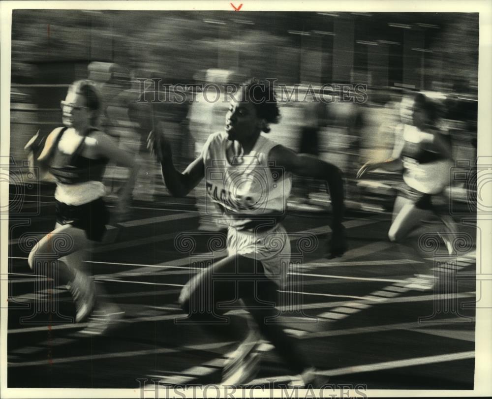 1992 Press Photo Marshall sprinter Dana Collins on the track, Wisconsin - Historic Images