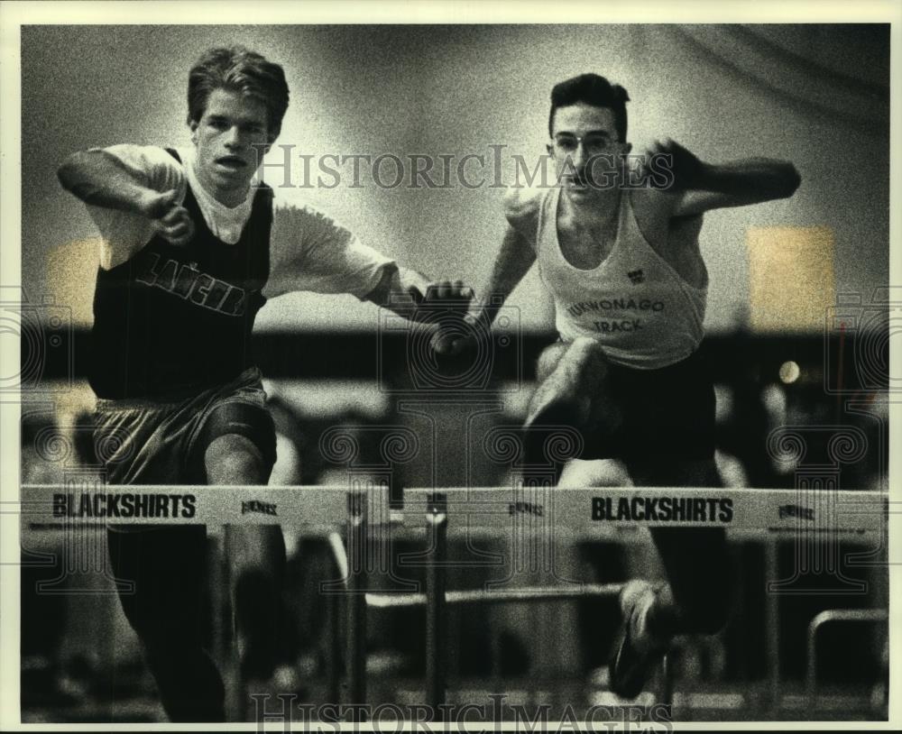 1993 Press Photo Hurdlers compete at Braveland indoor track meet in Waukesha - Historic Images