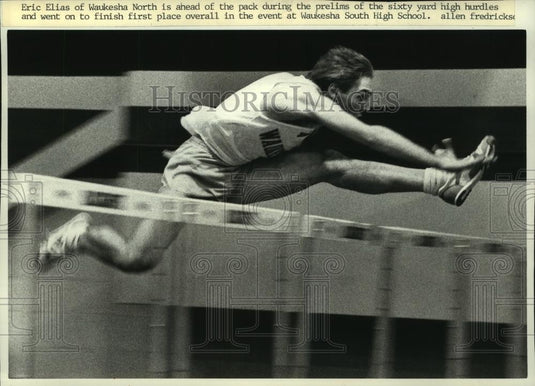 1990 Press Photo Eric Elias of Waukesha North is ahead of the pack in hurdles - Historic Images