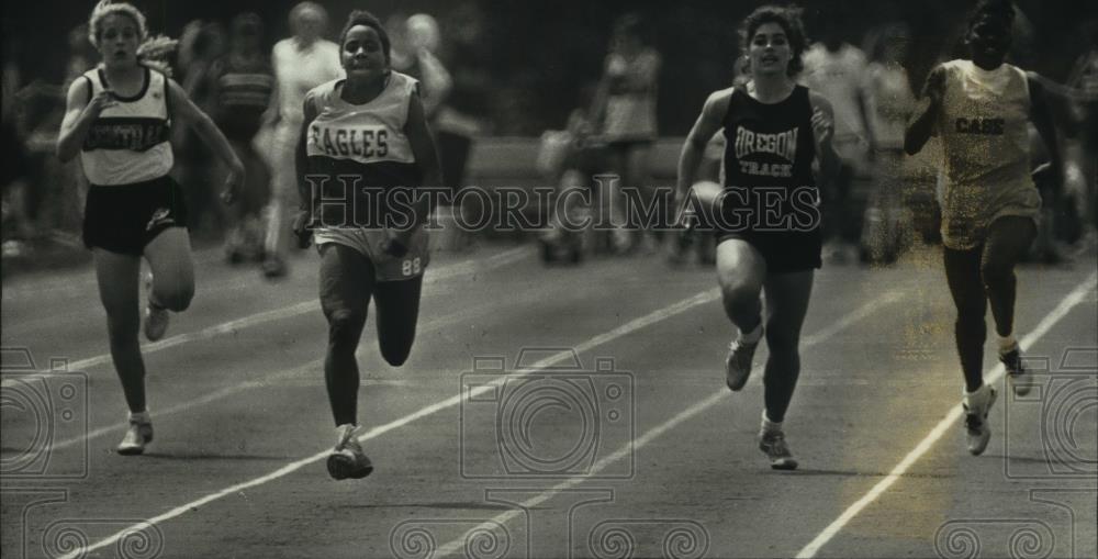 1991 Press Photo Junior Dana Collins of Milwaukee Marshall is ahead of the field - Historic Images