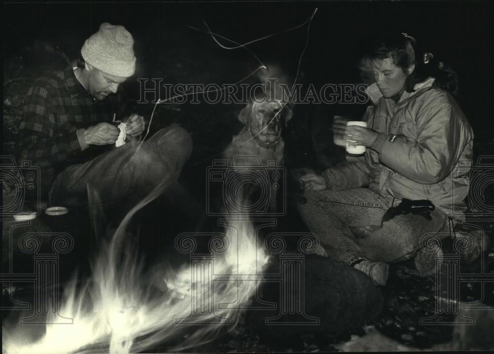 1991 Press Photo George Stanley &amp; wife camping on North Country Trail, Wisconsin - Historic Images