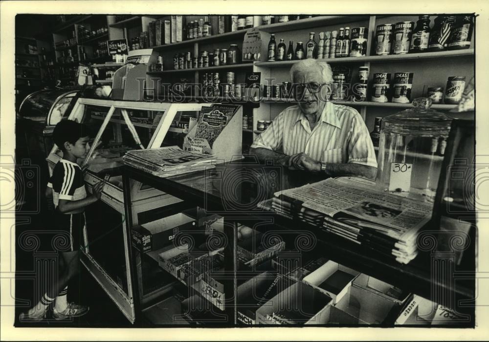 1987 Press Photo Agamemnon Topitzes at his grocery store, Milwaukee, Wisconsin - Historic Images