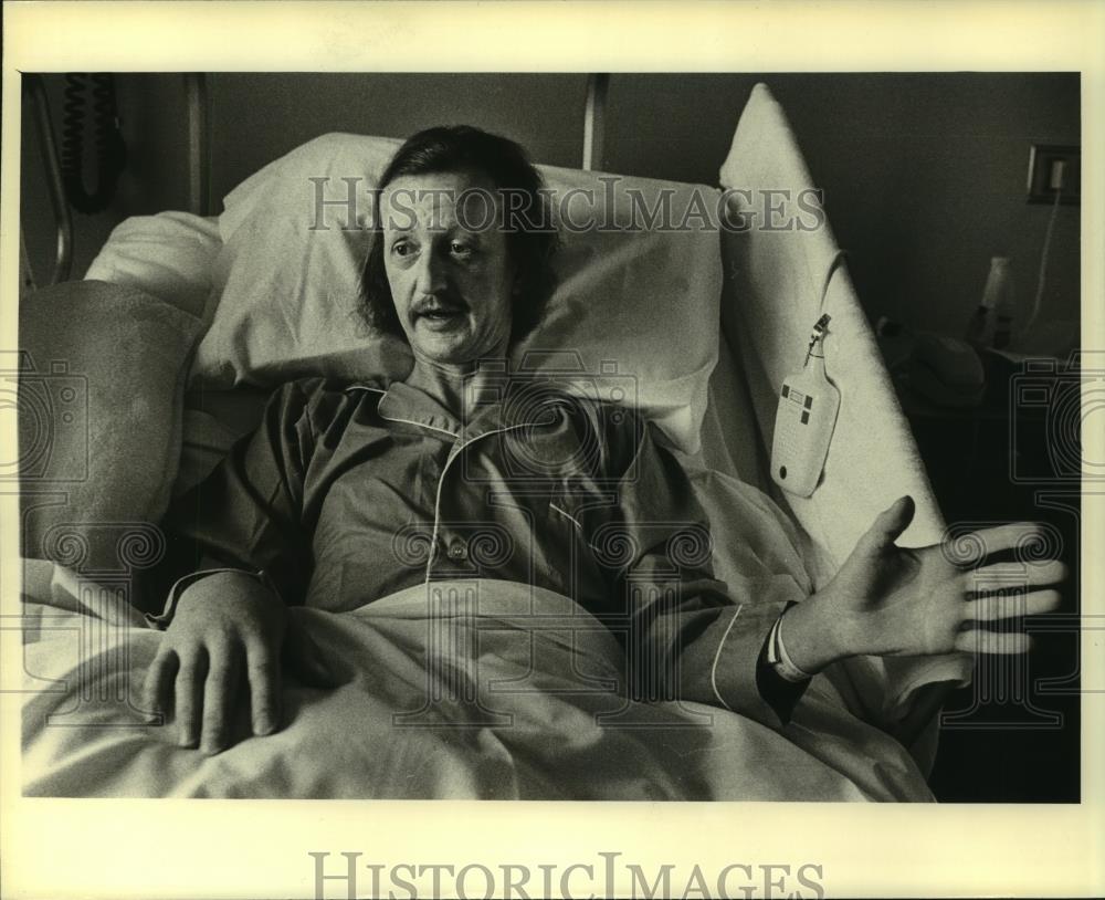 1980 Press Photo John Tracy reporter, recovering in hospital after shot in head. - Historic Images