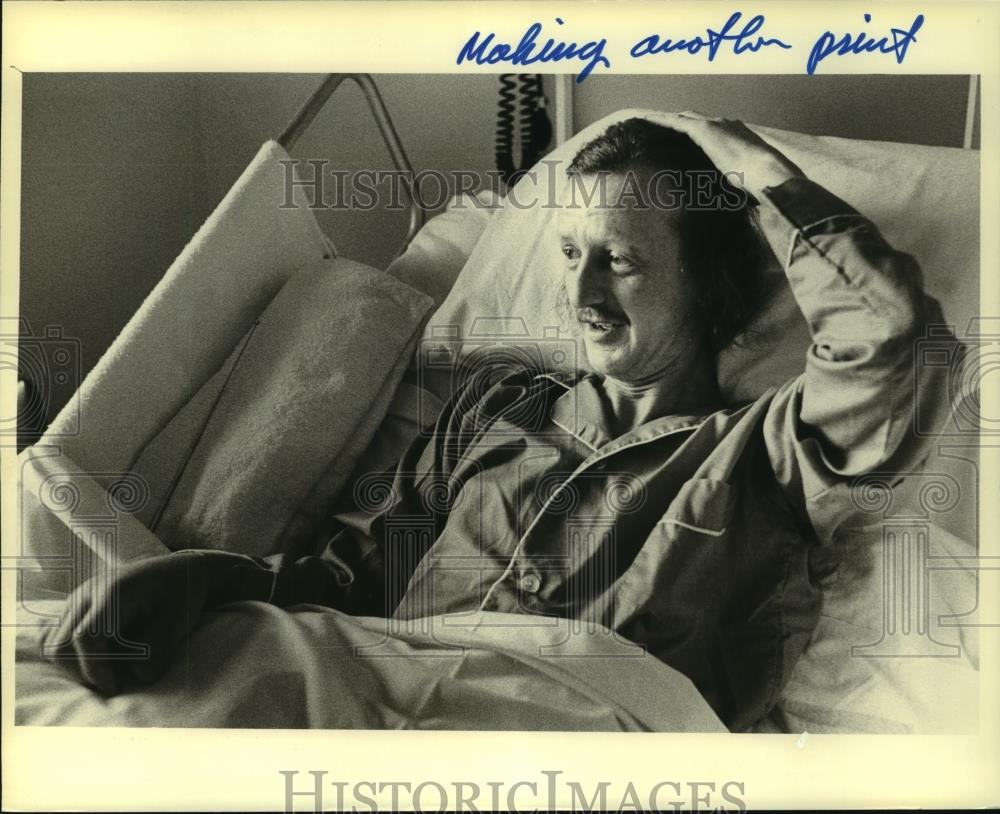 1980 Press Photo John Tracy reporter, recovering in hospital after shot in head. - Historic Images