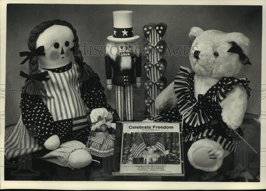 1991 Press Photo Hand-crafted doll, Teddy bear, mouse, nutcracker, wooden hearts - Historic Images